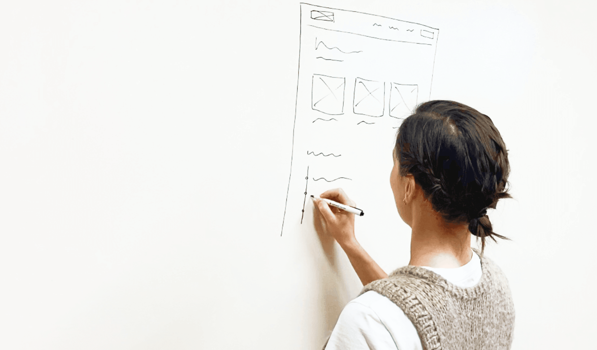 Žena kreslící UX design