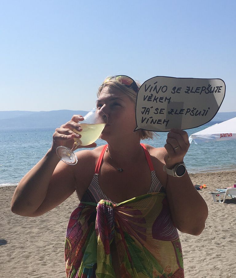 Verča na pláži se sklenicí Prosecca